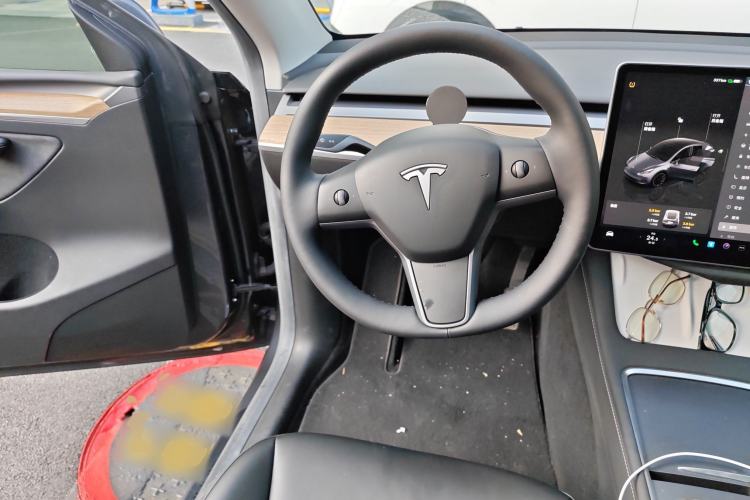 Used Tesla Model Y 2022 Long-Range All-Wheel-Drive Version Steering Wheel
