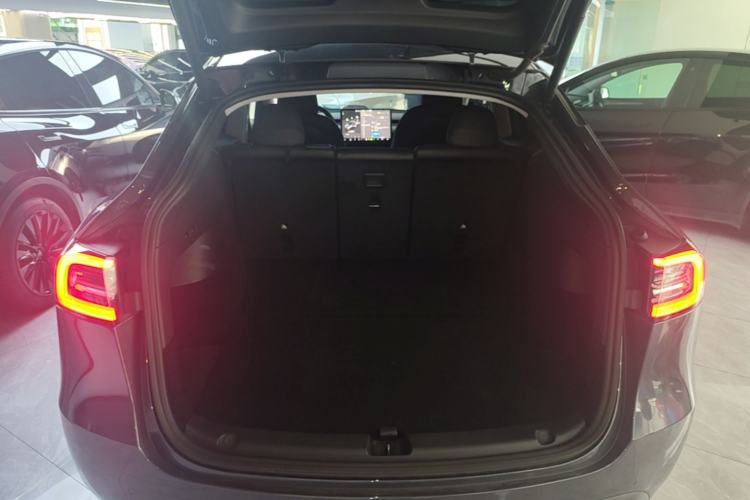 Used Tesla Model Y 2022 Long-Range All-Wheel-Drive Version Trunk