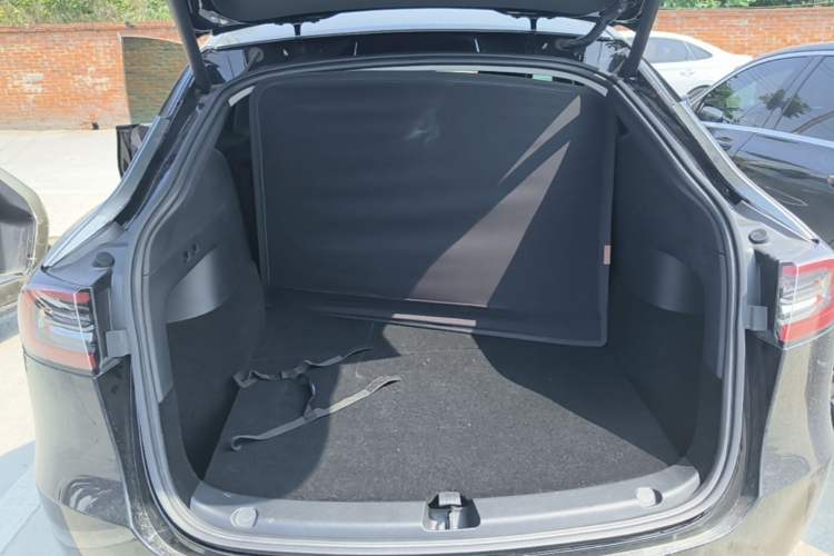 Used Tesla Model Y 2022 Long-Range All-Wheel-Drive Version Trunk