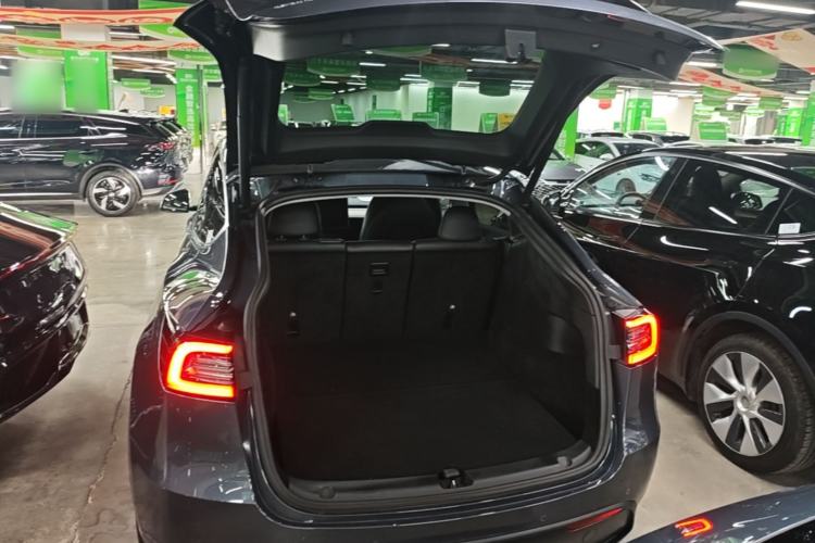 Used Tesla Model Y 2022 Long-Range All-Wheel-Drive Version Trunk