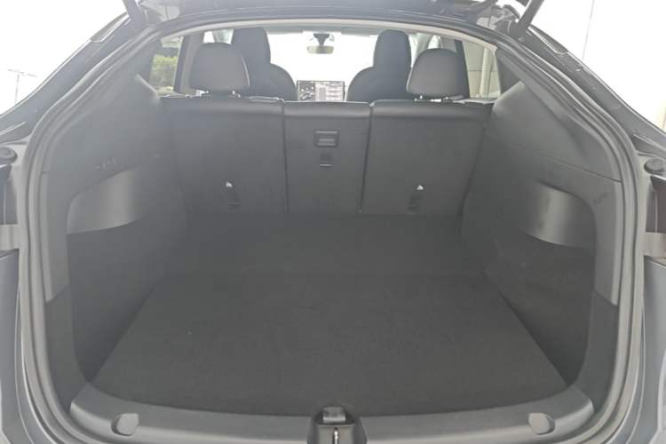 Used Tesla Model Y 2022 Long-Range All-Wheel-Drive Version Trunk