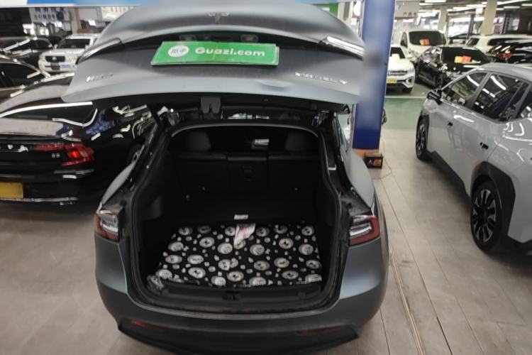 Used Tesla Model Y 2022 Long-Range All-Wheel-Drive Version Trunk