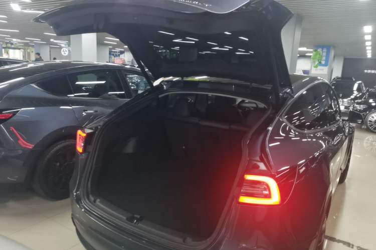 Used Tesla Model Y 2022 Long-Range All-Wheel-Drive Version Trunk