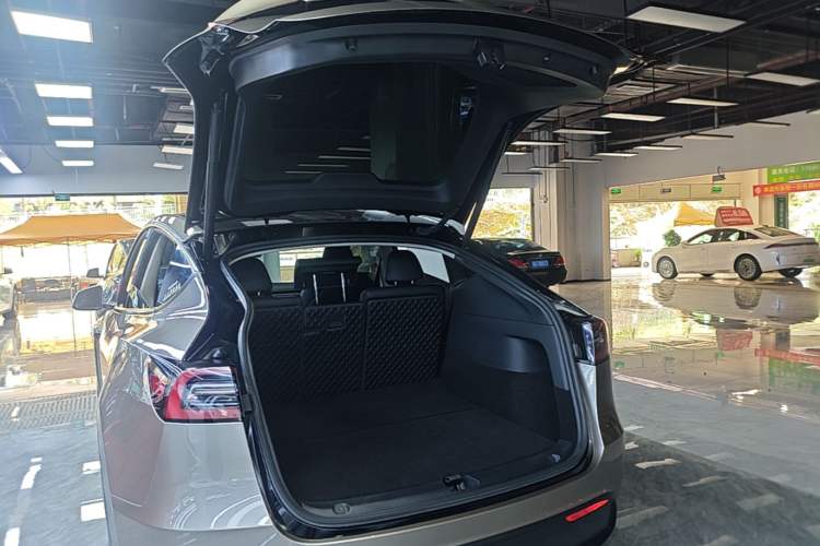 Used Tesla Model Y 2022 Rear-Wheel-Drive Version Trunk