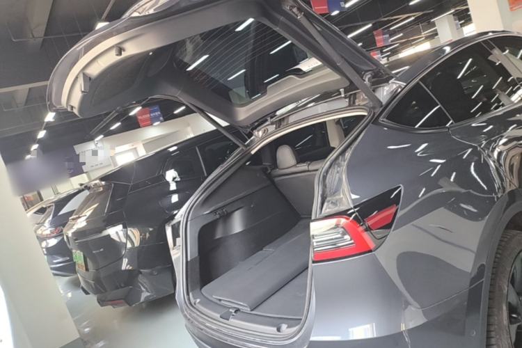 Used Tesla Model Y 2022 Long-Range All-Wheel-Drive Version Trunk