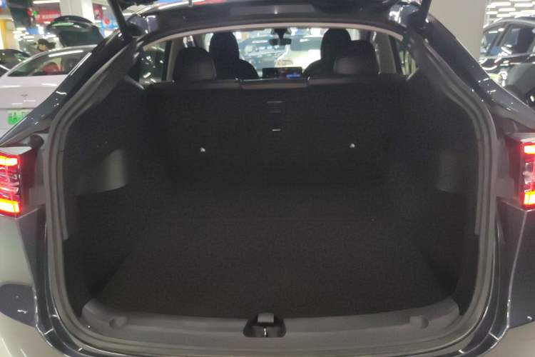 Used Tesla Model Y 2022 Long-Range All-Wheel-Drive Version Trunk
