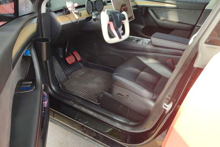 Used Tesla Model Y 2022 Long-Range All-Wheel-Drive Version Driver Seat