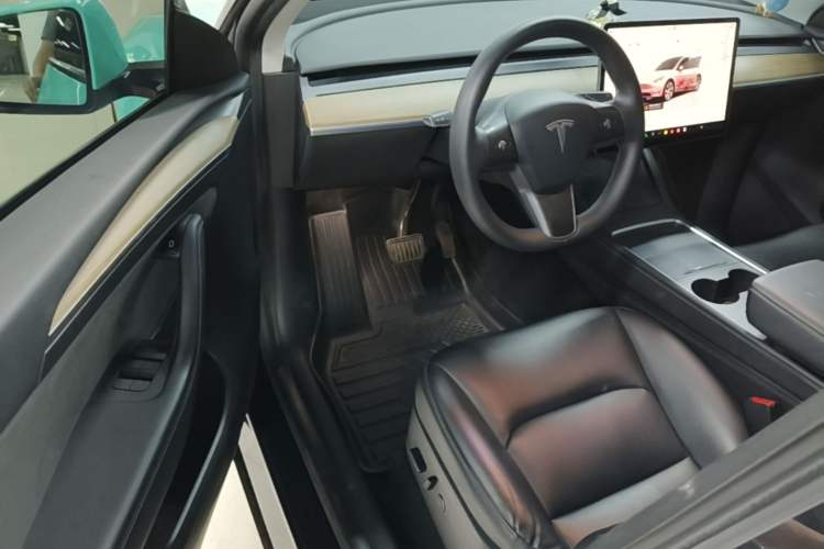 Used Tesla Model Y 2022 Long-Range All-Wheel-Drive Version Driver Seat