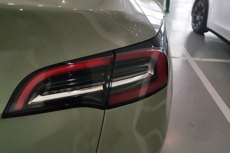 Used Tesla Model Y 2022 Long-Range All-Wheel-Drive Version Exterior 3