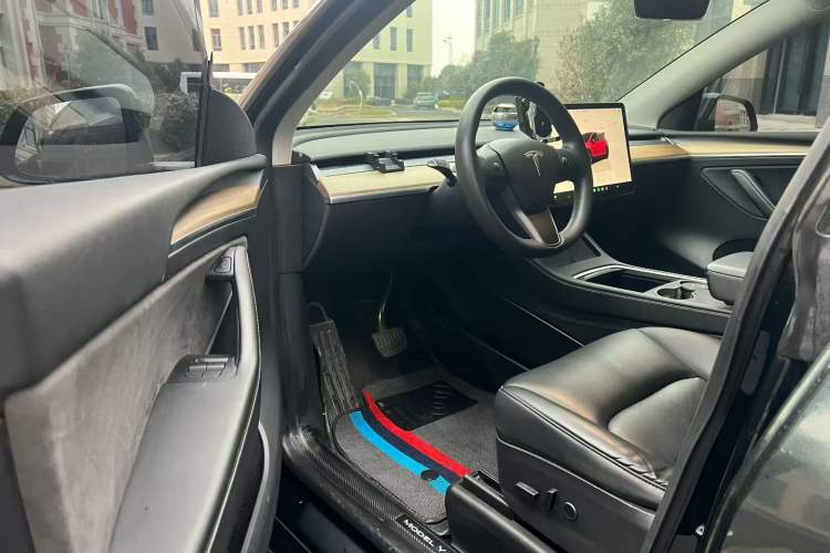 Used Tesla Model Y 2022 Rear-Wheel-Drive Version Left Front Seat