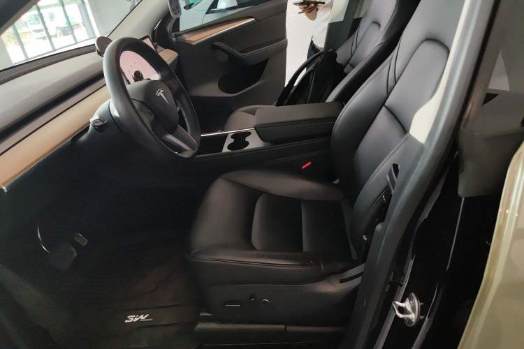 Used Tesla Model Y 2022 Long-Range All-Wheel-Drive Version Left Front Seat