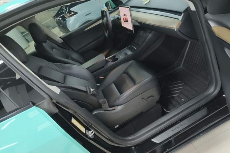 Used Tesla Model Y 2022 Long-Range All-Wheel-Drive Version Right Front Seat