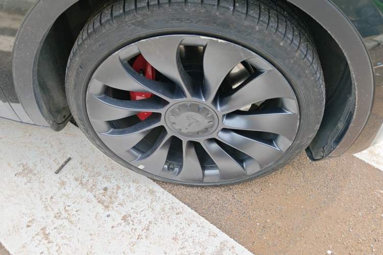Used Tesla Model Y 2022 Performance High-Performance All-Wheel-Drive Version Right Front Wheel Hub