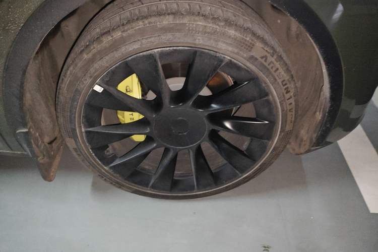 Used Tesla Model Y 2022 Rear-Wheel-Drive Version Right Front Wheel Hub