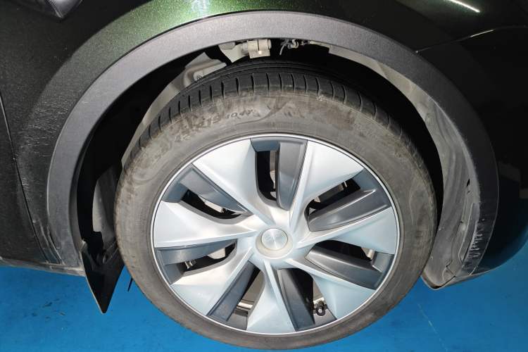 Used Tesla Model Y 2022 Rear-Wheel-Drive Version Right Front Wheel Hub