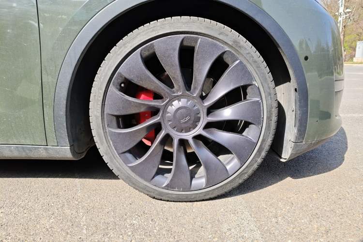 Used Tesla Model Y 2022 Performance High-Performance All-Wheel-Drive Version Right Front Wheel Hub