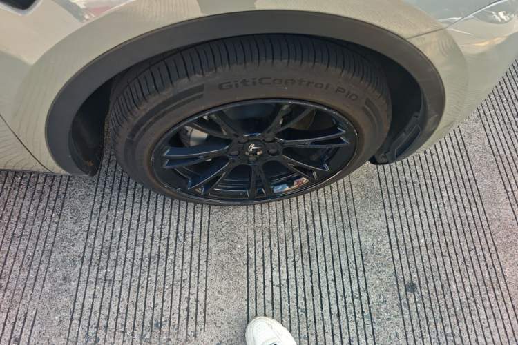 Used Tesla Model Y 2022 Rear-Wheel-Drive Version Right Front Wheel Hub
