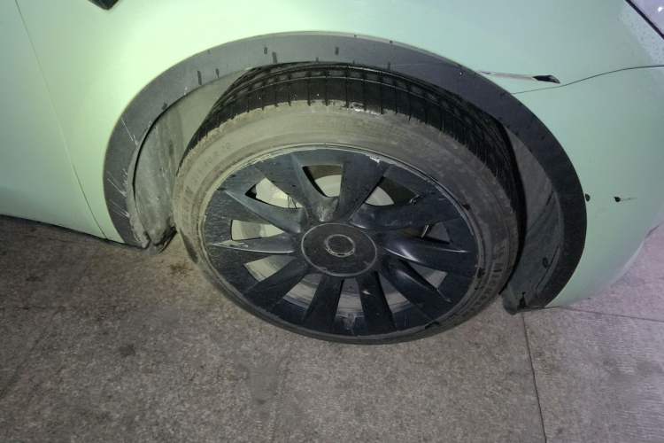 Used Tesla Model Y 2022 Rear-Wheel-Drive Version Right Front Wheel Hub