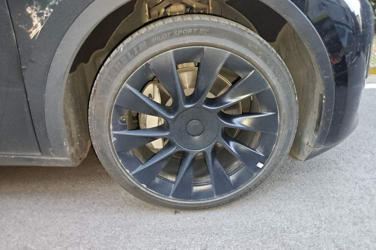 Used Tesla Model Y 2022 Rear-Wheel-Drive Version Right Front Wheel Hub