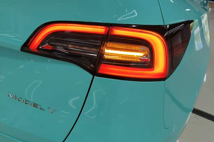 Used Tesla Model Y 2022 Long-Range All-Wheel-Drive Version Right Rear Taillight
