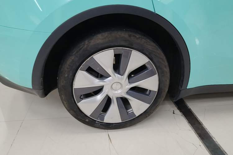 Used Tesla Model Y 2022 Long-Range All-Wheel-Drive Version Right Rear Wheel Hub