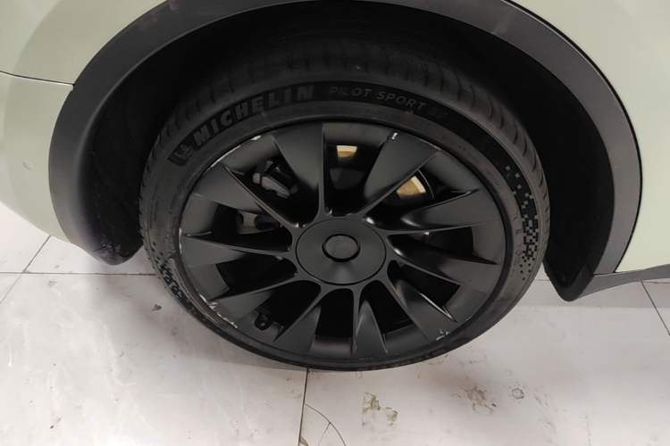 Used Tesla Model Y 2022 Long-Range All-Wheel-Drive Version Right Rear Wheel Hub