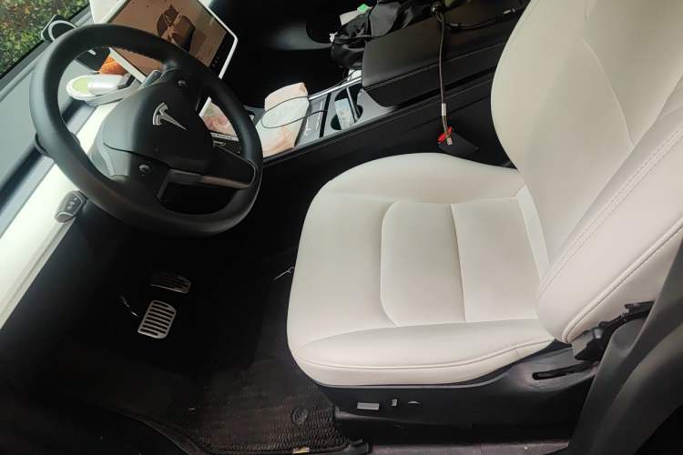 Used Tesla Model Y 2022 Long-Range All-Wheel-Drive Version Left Front Seat