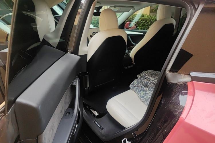 Used Tesla Model Y 2022 Long-Range All-Wheel-Drive Version Left Rear Seat