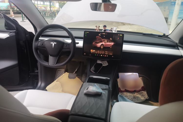 Used Tesla Model Y 2022 Long-Range All-Wheel-Drive Version Center Console