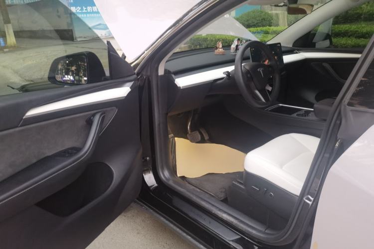 Used Tesla Model Y 2022 Long-Range All-Wheel-Drive Version Driver Seat