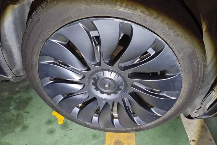 Used Tesla Model Y 2022 Rear-Wheel-Drive Version Right Front Wheel Hub