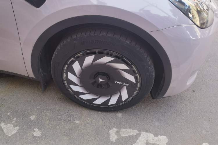 Used Tesla Model Y 2022 Long-Range All-Wheel-Drive Version Right Front Wheel Hub