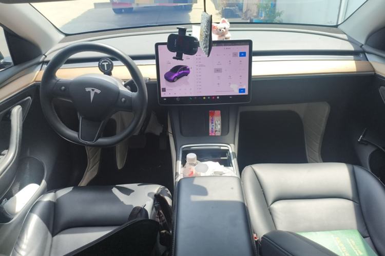 Used Tesla Model Y 2022 Long-Range All-Wheel-Drive Version Center Console