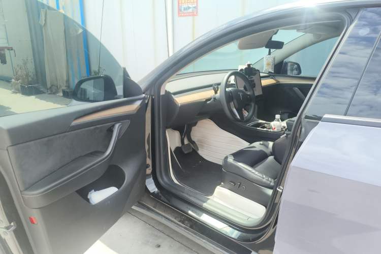 Used Tesla Model Y 2022 Long-Range All-Wheel-Drive Version Driver Seat