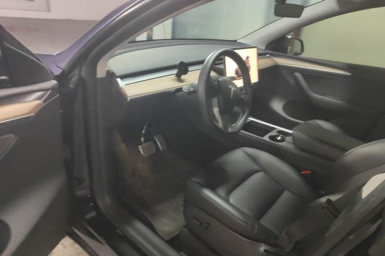 Used Tesla Model Y 2022 Long-Range All-Wheel-Drive Version Interior 3