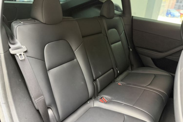 Used Tesla Model Y 2022 Long-Range All-Wheel-Drive Version Interior 4