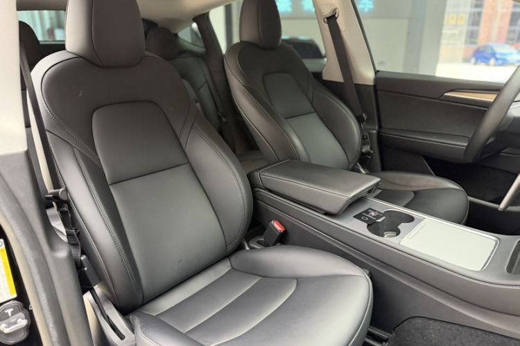 Used Tesla Model Y 2022 Long-Range All-Wheel-Drive Version Interior 6