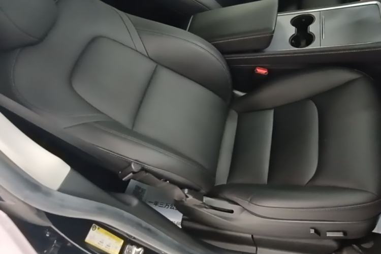 Used Tesla Model Y 2022 Rear-Wheel-Drive Version Right Front Seat