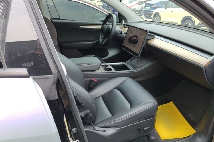 Used Tesla Model Y 2022 Rear-Wheel-Drive Version Right Front Seat