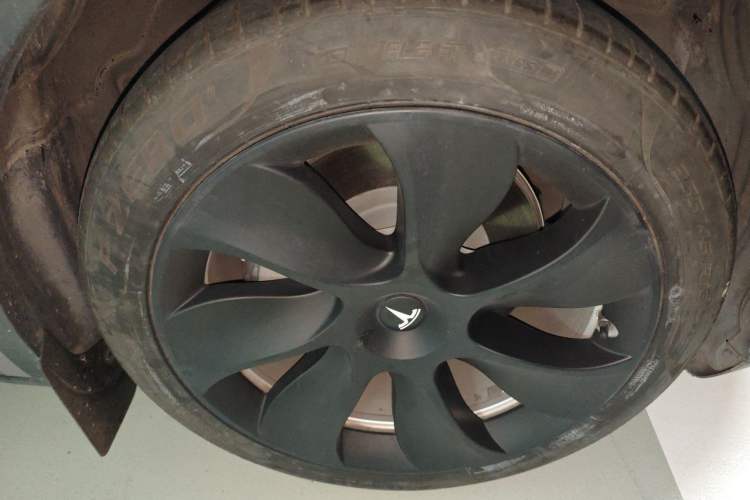 Used Tesla Model Y 2022 Rear-Wheel-Drive Version Right Front Wheel Hub