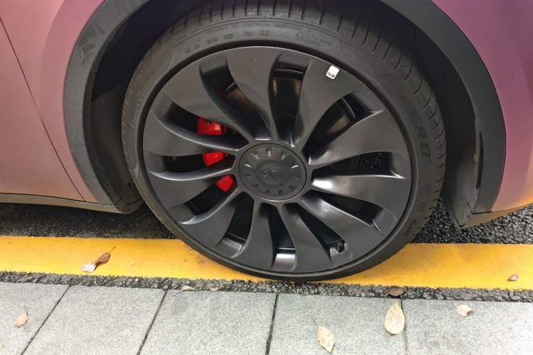 Used Tesla Model Y 2022 Performance High-Performance All-Wheel-Drive Version Right Front Wheel Hub
