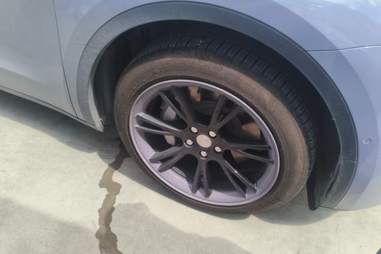 Used Tesla Model Y 2022 Long-Range All-Wheel-Drive Version Right Front Wheel Hub
