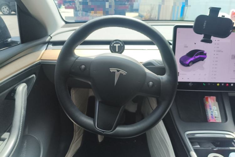 Used Tesla Model Y 2022 Long-Range All-Wheel-Drive Version Steering Wheel