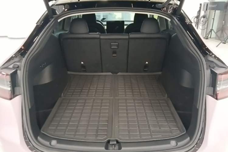 Used Tesla Model Y 2022 Rear-Wheel-Drive Version Trunk