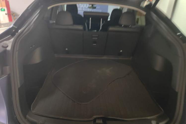Used Tesla Model Y 2022 Long-Range All-Wheel-Drive Version Trunk