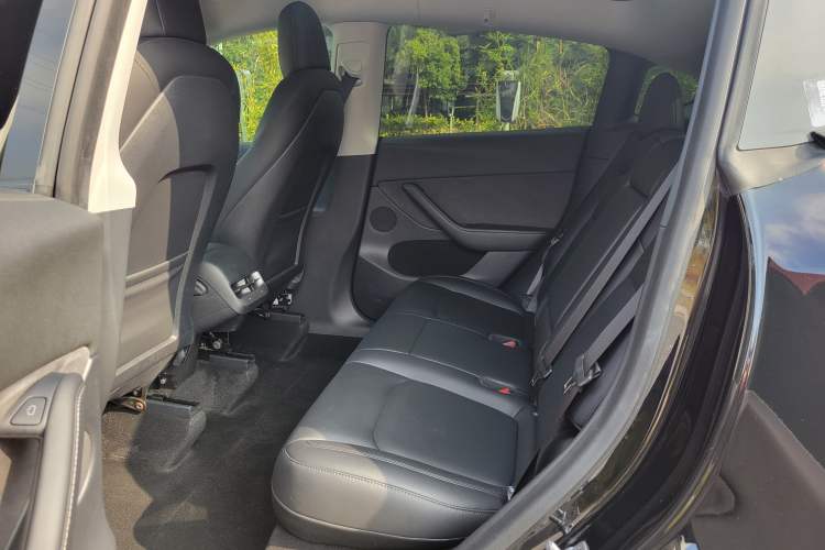 Used Tesla Model Y 2022 Long-Range All-Wheel-Drive Version Interior 2