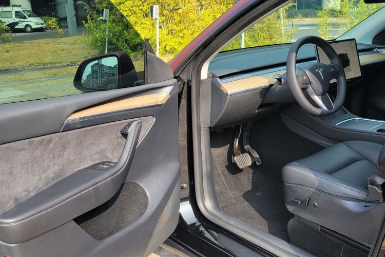 Used Tesla Model Y 2022 Long-Range All-Wheel-Drive Version Interior 3