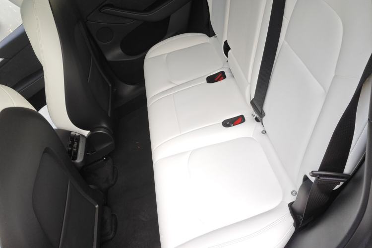 Used Tesla Model Y 2022 Long-Range All-Wheel-Drive Version Interior 4