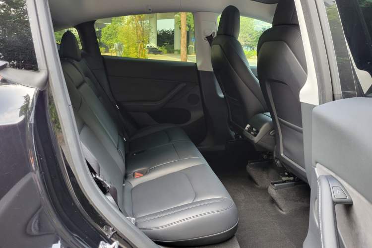 Used Tesla Model Y 2022 Long-Range All-Wheel-Drive Version Interior 5