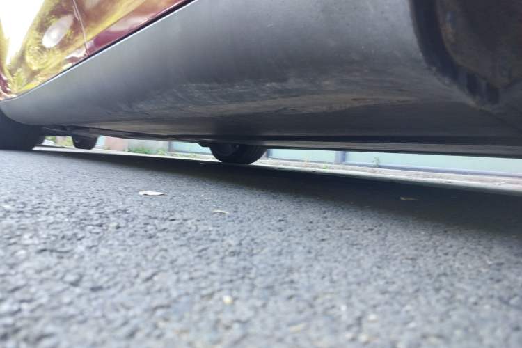 Used Tesla Model Y 2022 Performance High-Performance All-Wheel-Drive Version Left Side Sill